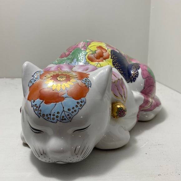 Antique Large Hand Painted Tobacco Leaf Kutani Sleeping Cat